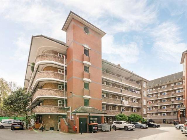 Flat for sale in Shacklewell, Greater London