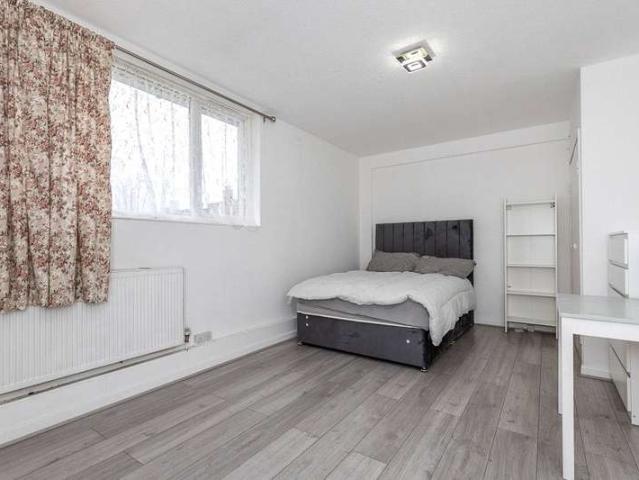 Flat for sale in London Borough of Croydon, Greater London