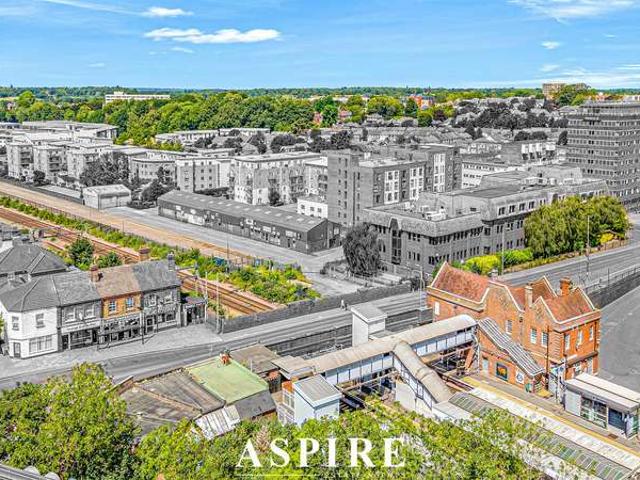 Flat for sale in Navestock Side, Essex