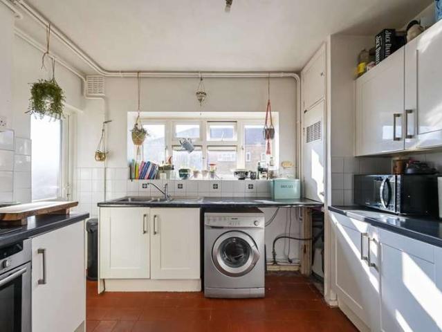 Flat for sale in Wood Green, Hornsey