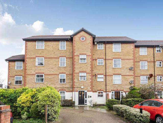 Flat for sale in London Borough of Merton, Collier's Wood