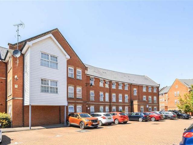 Flat for sale in Walton, Aylesbury