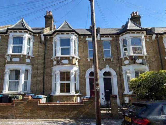 Flat for sale in Harlesden, Greater London