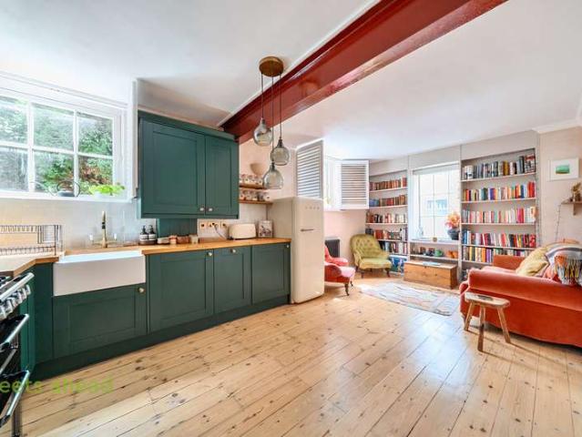 Flat for sale in London Borough of Croydon, Addiscombe