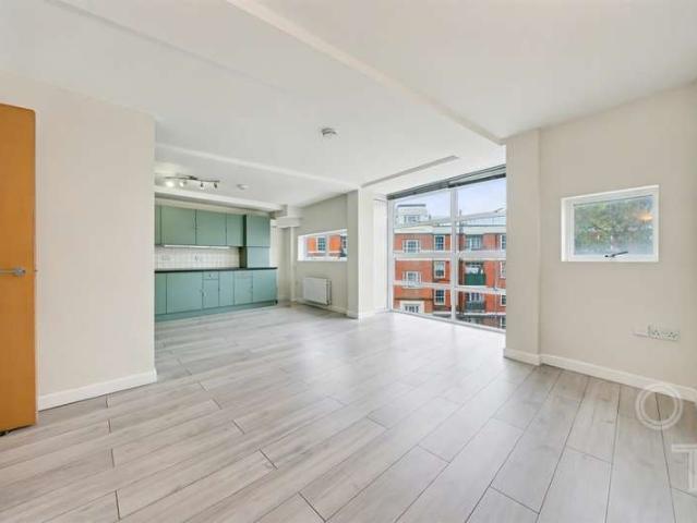 Flat for sale in Kentish Town, Greater London
