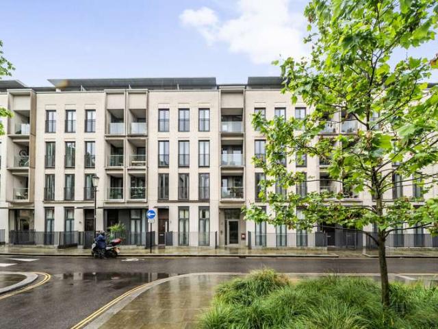 Flat for sale in North Kensington, Greater London