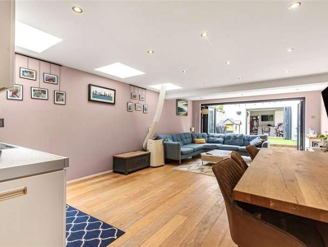 Flat for sale in Furzedown, Greater London