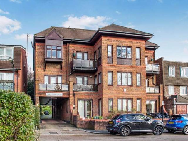 Flat for sale in Little Stanmore, Greater London