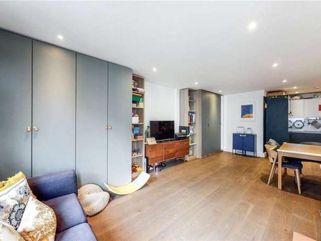 Flat for sale in Hoxton, Greater London