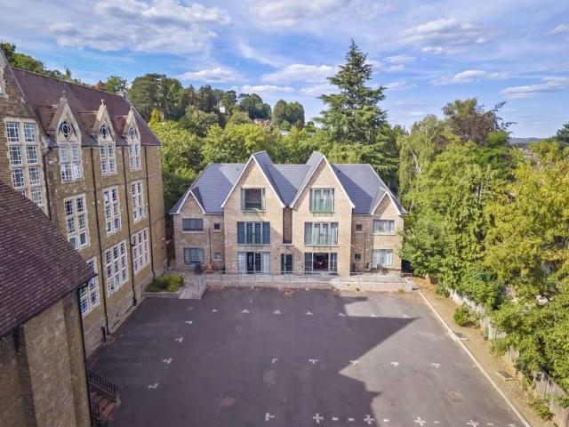 Flat for sale in Fole, Surrey