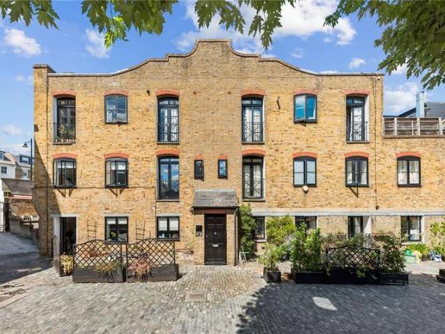 Flat for sale in Stoke Newington, Greater London