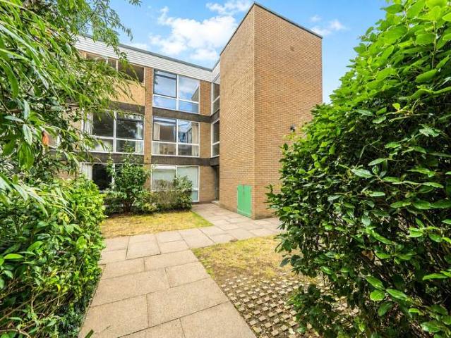 Flat for sale in The Slade, Oxfordshire