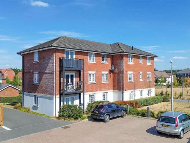 Flat for sale in Emmbrook, Wokingham