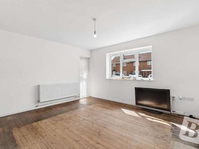 Flat for sale in Marks Gate, Greater London