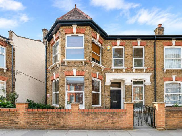Flat for sale in Harringay, Greater London