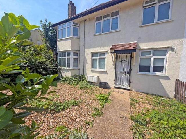 Maisonette for sale in Woodford Bridge, Greater London