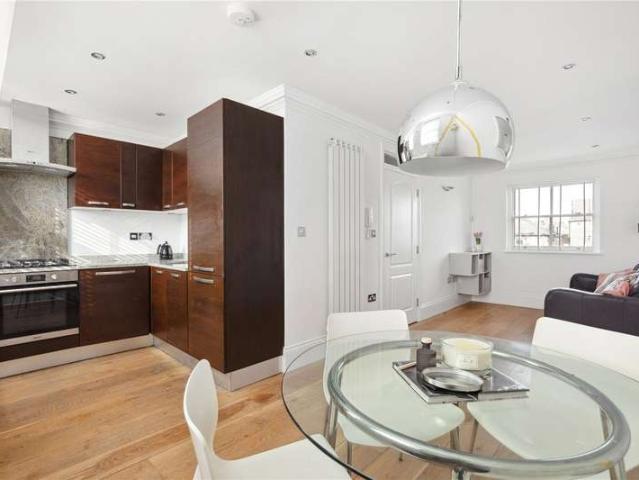 Flat for sale in Brownswood Park, Stoke Newington