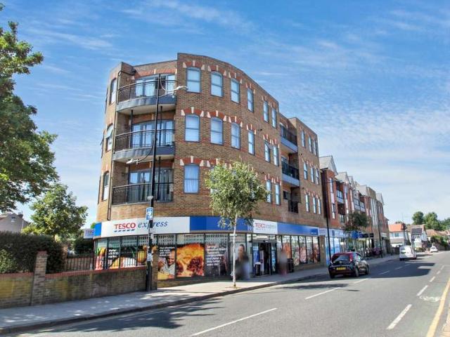 Flat for sale in Woodford Green, Greater London