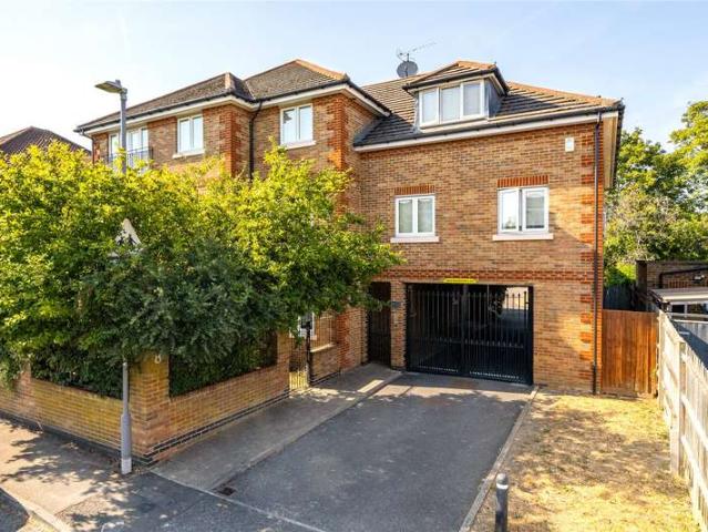 Flat for sale in Oakhill, Greater London