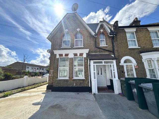 Flat for sale in Maryland, Greater London