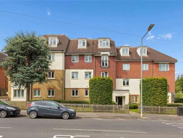 Flat for sale in Gidea Park, Greater London