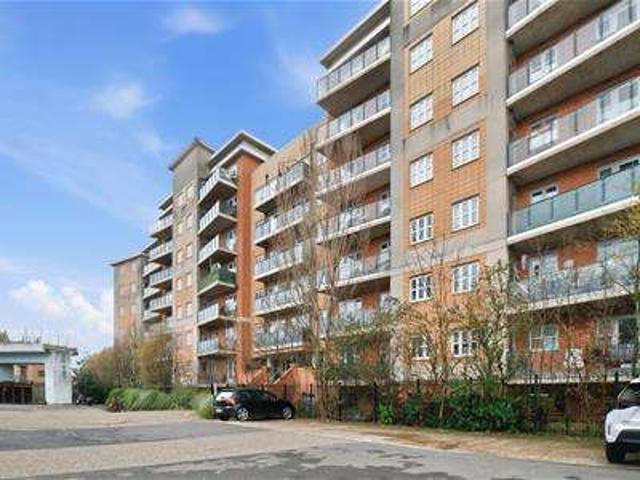 Flat for sale in Lane, Greater London