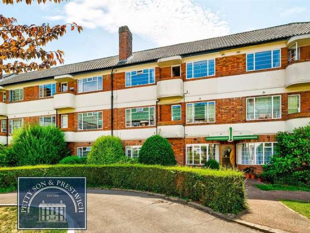 Flat for sale in South Woodford, Snaresbrook