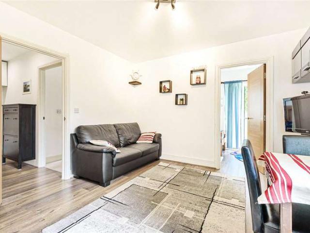 Flat for sale in Roehampton, Greater London