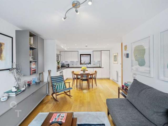 Flat for sale in Chalk Farm, Greater London