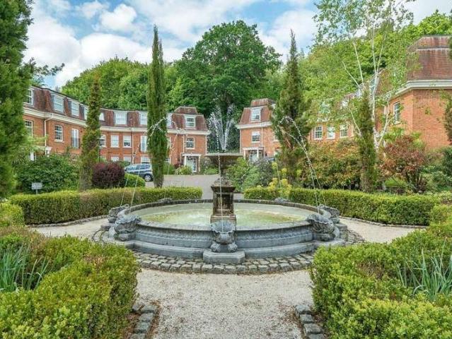 Flat for sale in Fole, Surrey