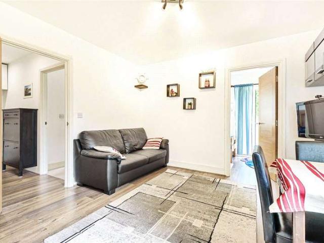 Flat for sale in Roehampton, Greater London
