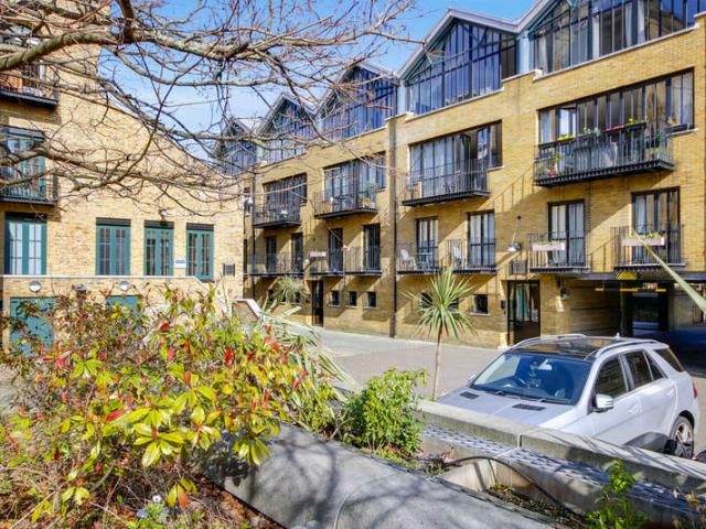 Flat for sale in Isle Of Dogs, Isle of Dogs