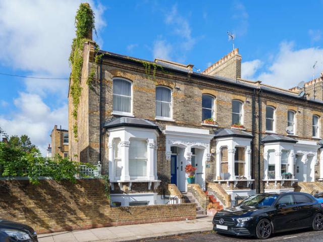 Flat for sale in Brompton, Greater London