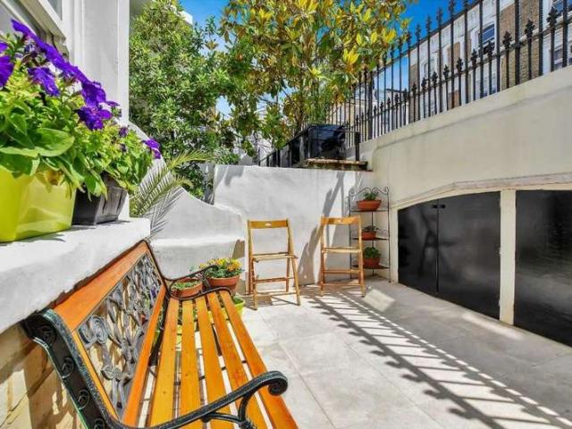 Flat for sale in Earl's Court, Greater London