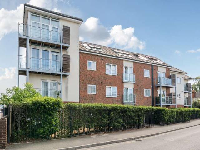 Flat for sale in Shepperton, Spelthorne