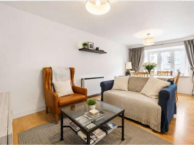 Flat for sale in Millwall, Greater London