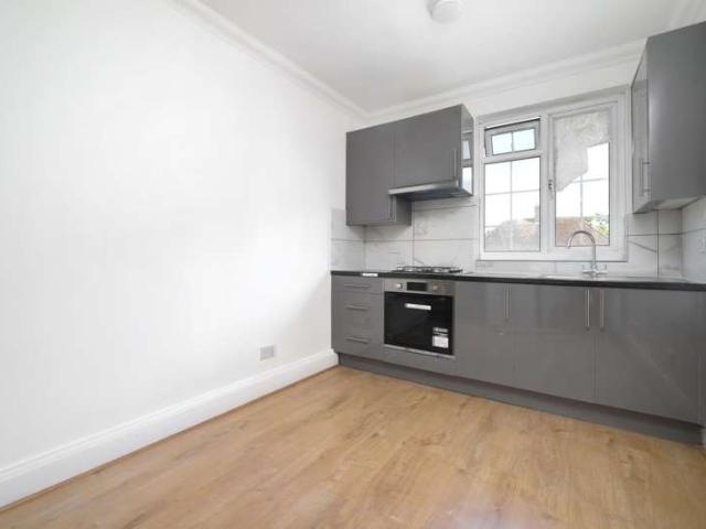 Flat for rent in Finchley, Church End