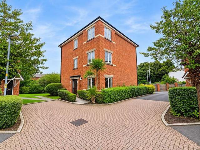 Flat for sale in Daisy Hill, Lee Bank