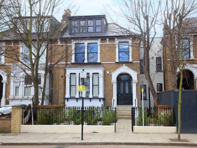 Flat for sale in Brownswood Park, Greater London