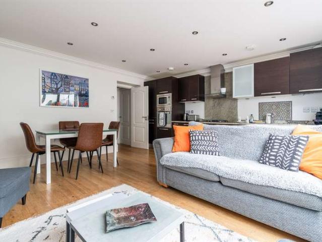 Flat for sale in Chalk Farm, Greater London