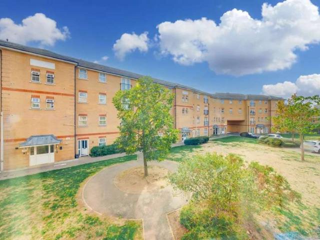Flat for sale in London Borough of Redbridge, Greater London