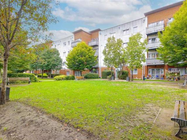 Flat for sale in Hale End, Greater London