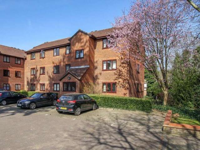 Flat for rent in Hall Park, Pouchen End