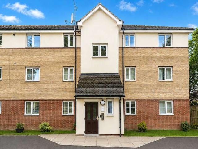 Flat for sale in Esher, Elmbridge