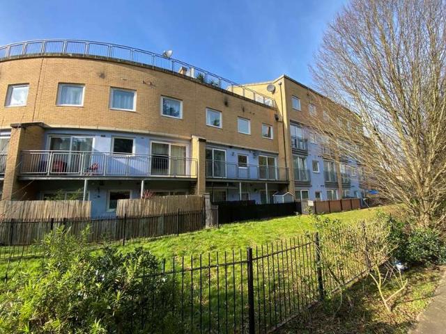 Flat for sale in London Borough of Hounslow, Greater London