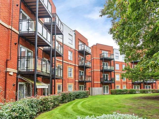 Flat for sale in Buckler's Park, Crowthorne