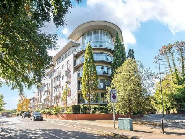 Flat for sale in Horsell, Woking