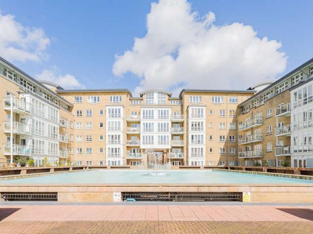 Flat for sale in Millwall, Greater London