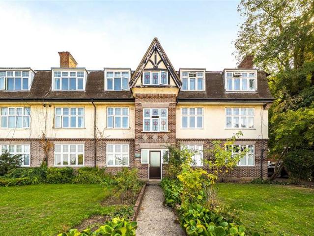 Flat for sale in Seething Wells, Greater London