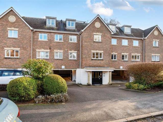 Flat for sale in Fole, Surrey